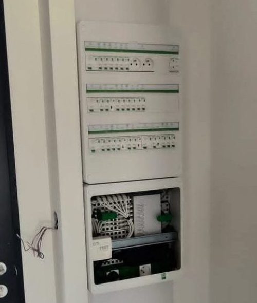 Installation d'une unité intérieure de climatisation murale par Sinergie Élec à Charlieu