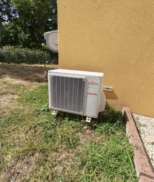 Artisan électricien installant une clim à Roanne